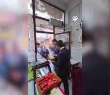 Korumanın çiğ köfte yiyemediği anlar herkesi gülümsetti
