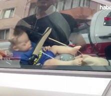 Otomobilde mahsur kalan 9 aylık bebek kurtarıldı