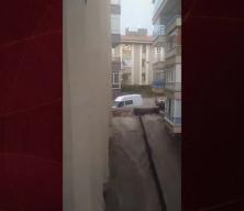Sel suları evin duvarını patlattı!