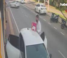 Yol ortasında malzeme indiriyordu, ölümden kıl payı kurtuldu!