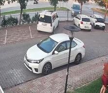 Edirne'de hafif ticari araç site bahçesine girip otomobile çarptı