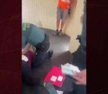 İspanya'da soykırım şarkıları söylüyorlardı... Provokatörler uçaktan yaka paça atıldı!
