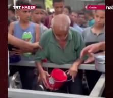 Gazze'de yürekleri yakan anlar: Yaşlı adam açılığa daha fazla dayanamadı!