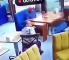 Kadın garson ile müşteri arasındaki kavga kamerada