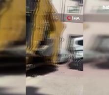 Kocaeli'de kontrolden çıkan kepçe dehşet saçtı!