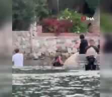 Teknede çıkan kavga denizde de devam etti! Saldırganlara kürekle müdahale ettiler...