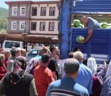 Tarlada kalan karpuzlar boşa gitmedi: Başkan Dal 20 ton karpuz dağıttı