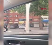  Başına karton kutu geçirerek sıcaktan korunmaya çalıştı