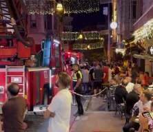 Beyoğlu'nda eğlence mekanının çatısında korkutan yangın