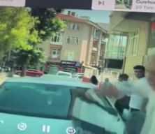Bir vatandaş yaya geçidine park edilen otomobile gereken tepkiyi verdi