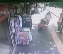 Dikkatsiz annenin unuttuğu bebek, arabası ile birlikte kaldırımdan aşağı düştü