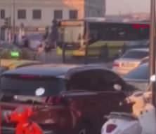 Eminönü’nde tartıştığı kişiyi silahla kovaladı! Şüpheliyi polisler etkisiz hale getirdi
