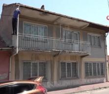 Evin balkonuna cansız manken asıldı, görenler ilk bakışta ceset sandı