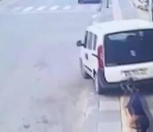 Freni patlayan aracın altında kalmakan saniyelerle kurtuldu!