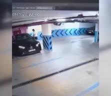 İzmir’de valenin duvara çarptığı lüks otomobilde ağır hasar oluştu