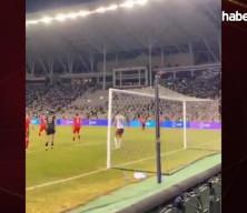 Karabağ tribünlerinden duygulandıran an: 44. dakikada hem slogan hem gol