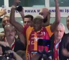 Osimhen Galatasaray taraftarıyla buluştu!