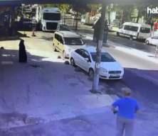 Sultanbeyli'de yokuş aşağı kayan tır, park halindeki 5 araca çarptı