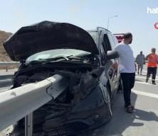 VIP araç bariyere saplandı, facia kıl payı atlatıldı