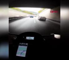 Aniden önüne kıran otomobile çarpan motosikletin sürücüsü yere düştü; kaza kask kamerasında