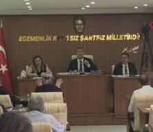 Burdur belediye meclisinde gergin anlar: AK Partili kadın üyeye skandal hareket!