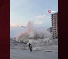 Yıkım sırasında binanın altında kalan iş makinesi operatörü hayatını kaybetti