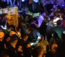 Otomobil park halindeki briket yüklü tıra çarptı