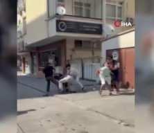 Taşla bayılttı! Yabancı iki grup arasındaki kavga kameraya böyle yansıdı