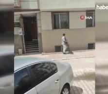 Televizyon hırsızını yakalayıp polise teslim etti