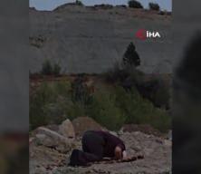Yangında evini terk etmek zorunda kaldı: Namazını karşı tepede kıldı