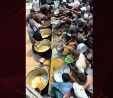Gazze'de kazanında yemek biten görevlinin çaresiz hali yürekleri yaktı!
