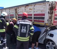 TIR'ın altına giren otomobilin sürücüsü Burak hayatını kaybetti