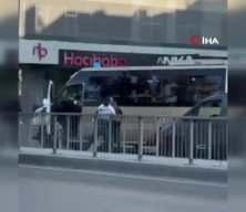 Trafikte korna tartışması! Sürücüler yolun ortasında tekme tokat kavga etti