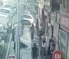 Bir otomobil önce ters yöne girdi, sonra yayaların arasında kaldırımdan ilerledi!