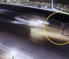 Yolun karşısına geçmek isteyen adama otomobil çarptı... Feci kaza kamerada