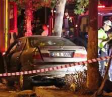 Ağaca ok gibi saplanan otomobilde 2 kişi öldü, sürücü ağır yaralandı