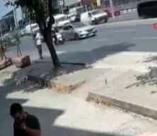 Avcılar'da trafikte yol verme kavgası: Tek yumrukla yere yığıldı