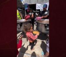 Gazze'de bir tas yemeğe kavuşan küçük kızın sevinci