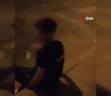 Görenler şaştı kaldı! Yaralı genç sırtındaki bıçakla hastaneye böyle kaldırıldı