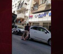 İzmir'de bir kişi otomobili tek başına kaldırarak yolu açtı: Hulk musun sen?
