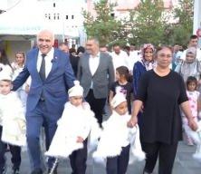 Kızılcahamam’da Geleneksel Sünnet Şöleninde tellaklar TOGG’u köpüklerle yıkadı