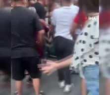 Kadını bıçaklayan şahsa mahalleliden meydan dayağı! "Benim de bacım var"