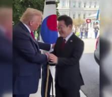 Dünya Trump'ın elindeki morluğu konuşuyor: Beyaz Saray'dan açıklama geldi!