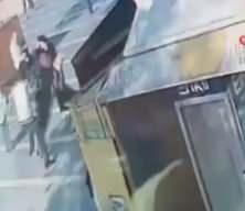 Bıçakla geldi tek yumrukta yere serdi...O anlar kamerada
