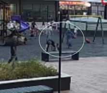 Cani adam parkta oynayan çocukları yerden yere vurdu! 