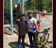 Çöpten servet bulan çocuğa  bisiklet hediye edildi
