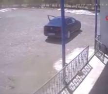 El freni çekilmeyen otomobilin duvara tosladı!