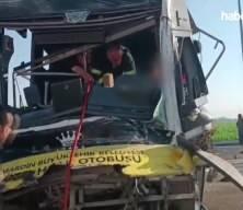 Halk otobüsü ile tırın çarpıştığı kazada 1 kişi öldü, 11 kişi yaralandı!