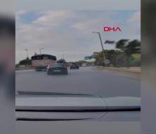 Dikkatsizlik pahalıya patladı! Şerit değiştiren araç bariyerlere tosladı
