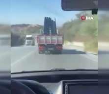 Kamyonet ile taksi arasındaki yol verme tartışması kaza ile bitti